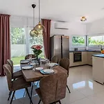 Bura With Pool And Sauna Vila