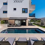 Bura With Pool And Sauna فيلة *