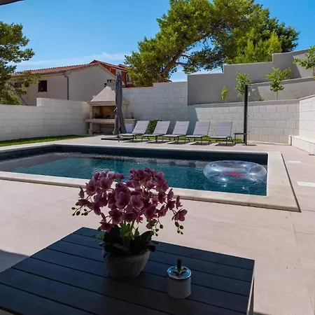 Bura With Pool And Sauna