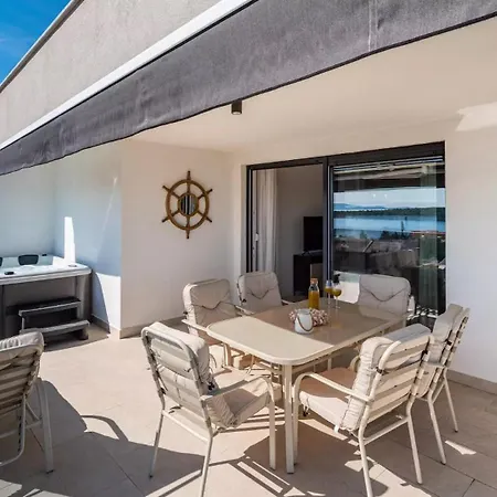 Bura With Pool And Sauna