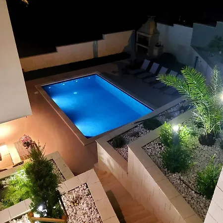 Bura With Pool And Sauna 빌라 *