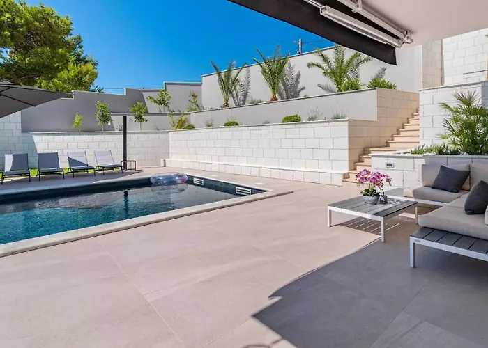 Bura With Pool And Sauna *