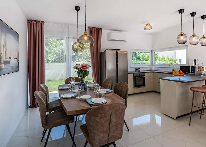 Bura With Pool And Sauna Vilă