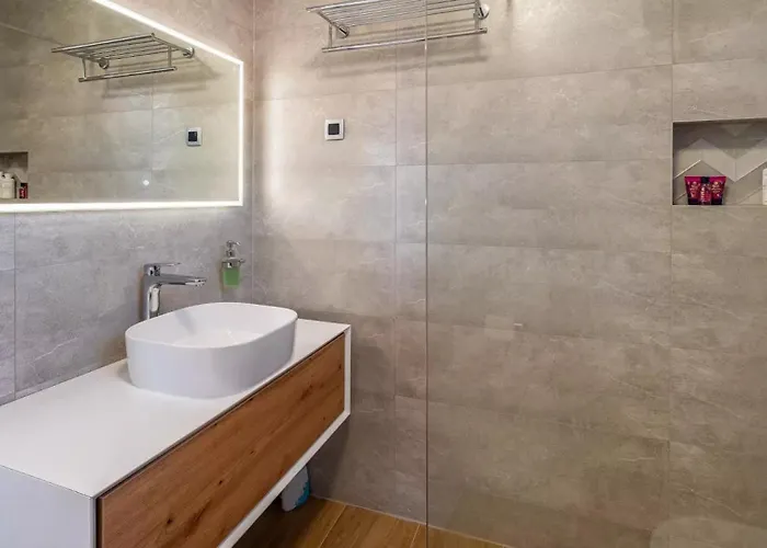 Bura With Pool And Sauna Vilă Barbat na Rabu