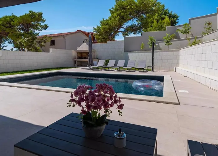 Bura With Pool And Sauna