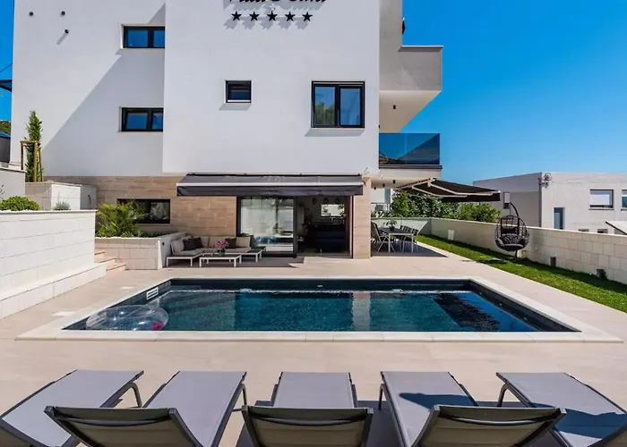 Bura With Pool And Sauna Villa *