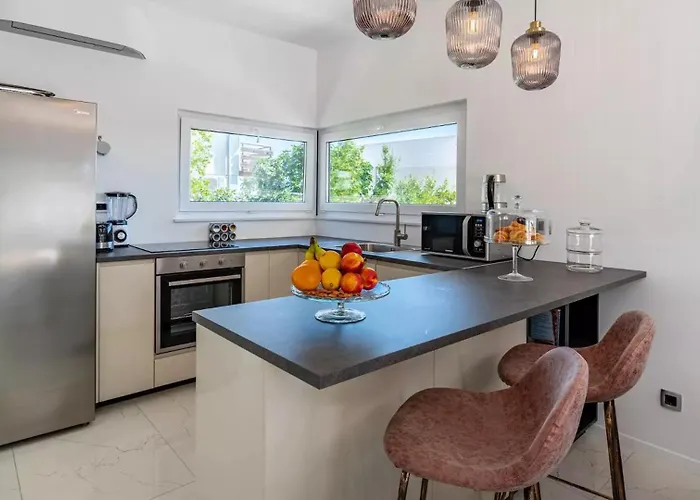 Vilă Bura With Pool And Sauna Barbat na Rabu